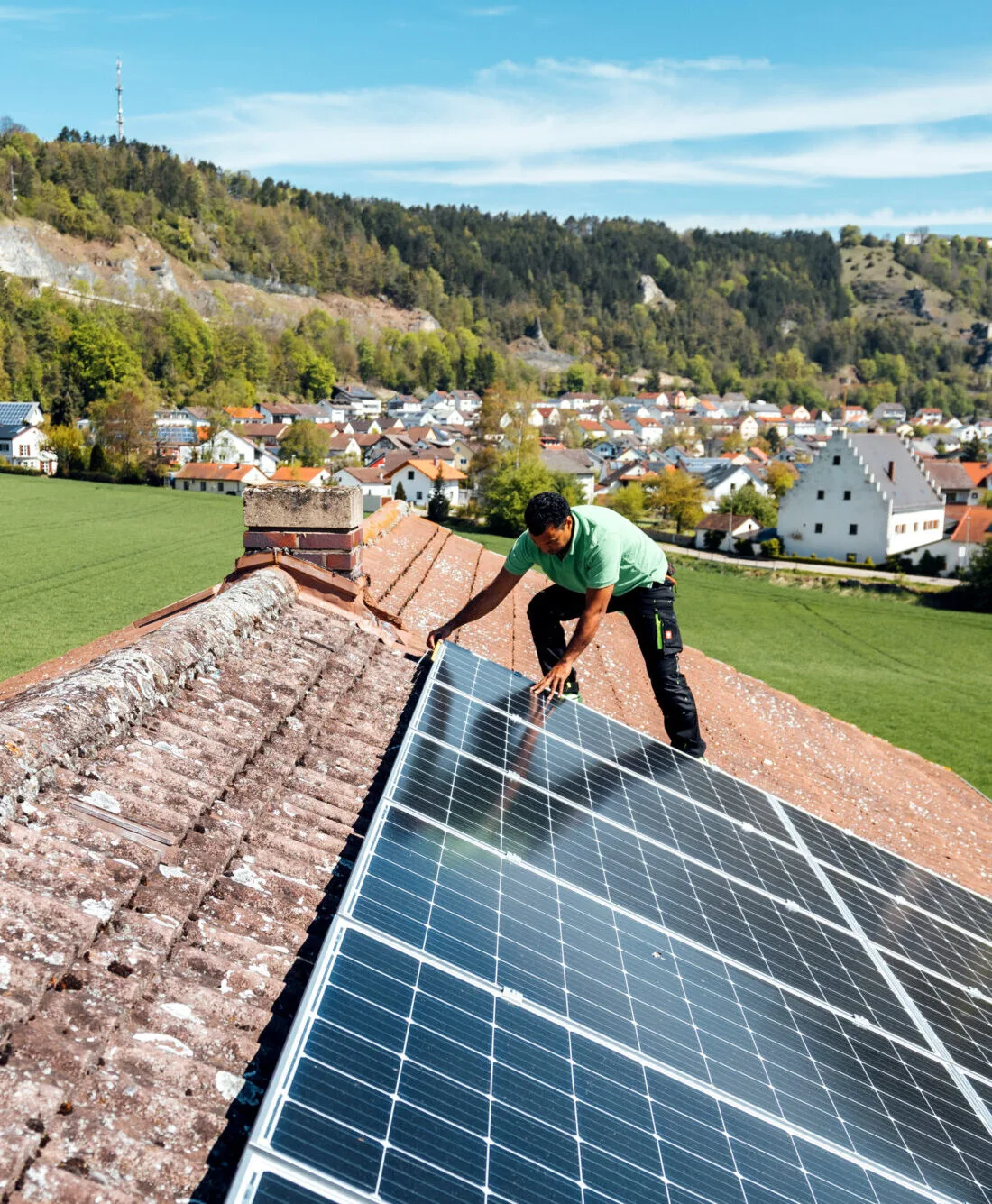 Montageteam der SAN PV Solution GmbH installiert eine Photovoltaikanlage